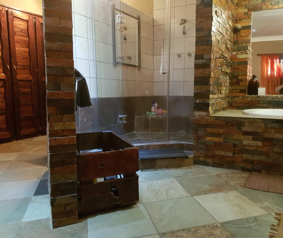 5 Bedroom Property for Sale in Mooinooi North West